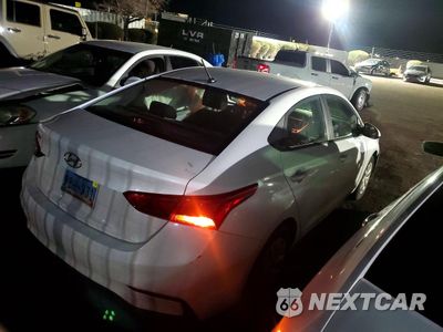 Trzecie zdjęcie samochodu z tyłu: 2020 HYUNDAI ACCENT SE VIN:3KPC24A64LE106710 - miniatura