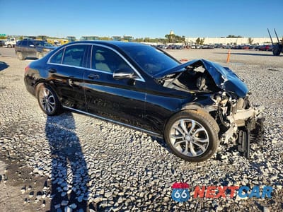 Czwarte zdjęcie samochodu z boku: 2016 MERCEDES-BENZ C 300 VIN:55SWF4JB7GU101823 - miniatura