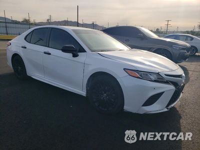 Czwarte zdjęcie samochodu z boku: 2020 TOYOTA CAMRY SE NIGHT SHADE EDITION VIN:4T1G11AK2LU322343 - miniatura
