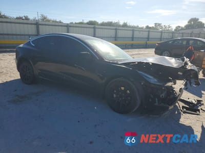 Czwarte zdjęcie samochodu z boku: 2019 TESLA MODEL 3 VIN:5YJ3E1EA7KF397801 - miniatura