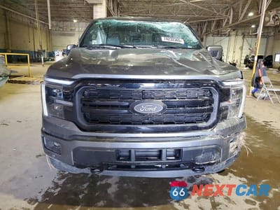 Piąte zdjęcie samochodu w środku: 2025 FORD F150 LARIAT VIN:1FTFW5LD1SFB18496 - miniatura