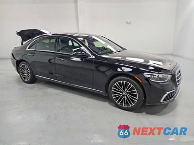 Czwarte zdjęcie samochodu z boku: 2025 MERCEDES-BENZ S 500 4MATIC VIN:W1K6G6DB0SA332480 - miniatura