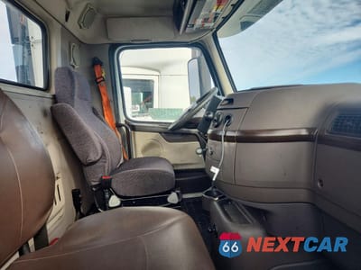 Piąte zdjęcie samochodu w środku: 2017 VOLVO VNL SEMI TRUCK VIN:4V4N39TG6HN988091 - miniatura