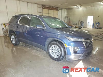 Czwarte zdjęcie samochodu z boku: 2023 CHEVROLET TRAVERSE LT VIN:1GNERGKW1PJ166240 - miniatura