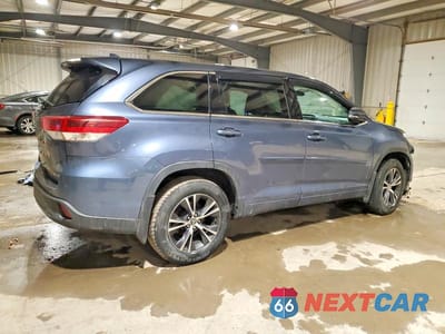 Trzecie zdjęcie samochodu z tyłu: 2018 TOYOTA HIGHLANDER LE VIN:5TDBZRFH6JS865697 - miniatura