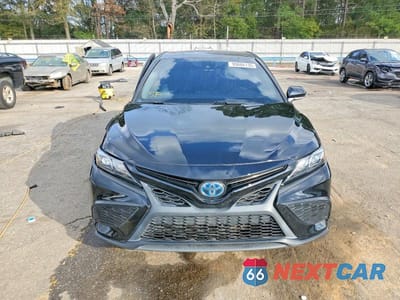 Piąte zdjęcie samochodu w środku: 2022 TOYOTA CAMRY HYBRID SE VIN:4T1G31AK5NU573435 - miniatura