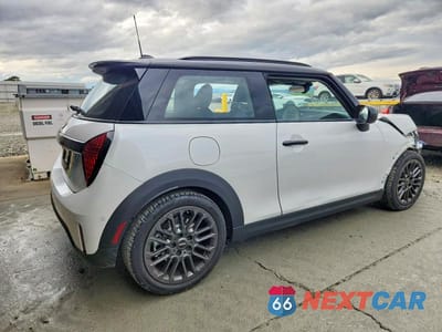 Trzecie zdjęcie samochodu z tyłu: 2025 MINI COOPER S VIN:WMW23GD00S2X10068 - miniatura