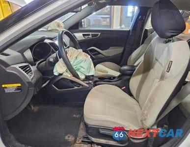 Zdjęcie 7 z 12 samochodu: 2013 HYUNDAI VELOSTER BASE VIN:KMHTC6AD3DU087198 - miniatura