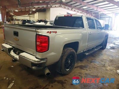 Trzecie zdjęcie samochodu z tyłu: 2018 CHEVROLET SILVERADO K1500 LT VIN:1GCUKREC1JF176735 - miniatura