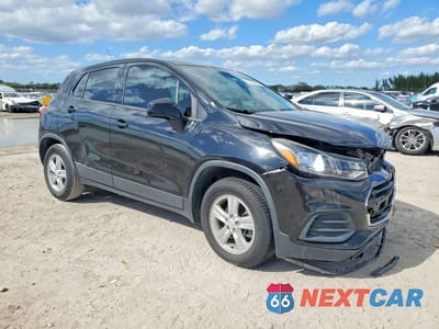 Czwarte zdjęcie samochodu z boku: 2020 CHEVROLET TRAX LS VIN:KL7CJKSBXLB330402 - miniatura