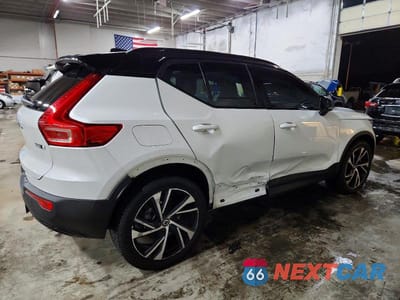 Trzecie zdjęcie samochodu z tyłu: 2022 VOLVO XC40 T5 R-DESIGN VIN:YV4162UMXN2668070 - miniatura