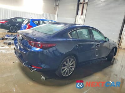 Trzecie zdjęcie samochodu z tyłu: 2023 MAZDA 3 SELECT VIN:3MZBPABM1PM357640 - miniatura