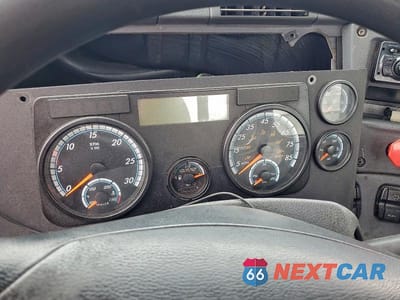 Zdjęcie 8 z 10 samochodu: 2017 FREIGHTLINER CASCADIA 113 SEMI TRUCK VIN:3AKBGADV5HSJD0486 - miniatura