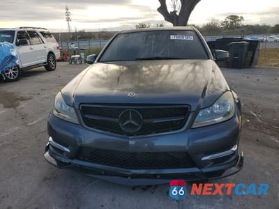 Piąte zdjęcie samochodu w środku: 2013 MERCEDES-BENZ C 250 VIN:WDDGF4HB7DR257450 - miniatura