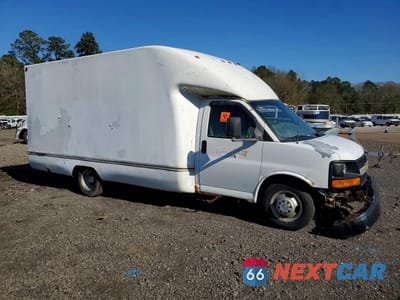 Czwarte zdjęcie samochodu z boku: 2004 CHEVROLET EXPRESS DELIVERY TRUCK VIN:1GBJG31U641141033 - miniatura