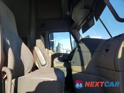 Piąte zdjęcie samochodu w środku: 2018 FREIGHTLINER CASCADIA 125