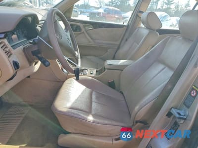 Zdjęcie 7 z 12 samochodu: 2000 MERCEDES-BENZ E 320 VIN:WDBJF65J1YB103059 - miniatura