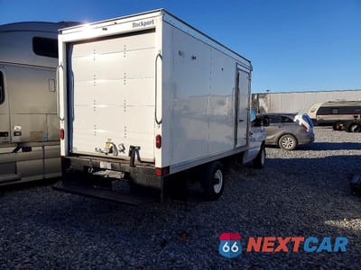 Trzecie zdjęcie samochodu z tyłu: 2023 FORD ECONOLINE E-350 BOX TRUCK *** PRIOR FLEET *** VIN:1FDWE3FK4PDD25724 - miniatura