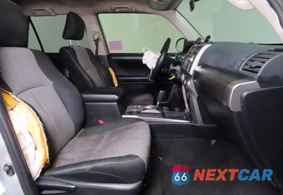 Piąte zdjęcie samochodu w środku: 2016 TOYOTA 4RUNNER SR5 VIN:JTEZU5JR4G5121970 - miniatura