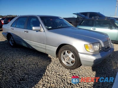 Czwarte zdjęcie samochodu z boku: 1998 MERCEDES-BENZ S 420 VIN:WDBGA43G4WA395037 - miniatura