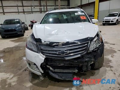 Piąte zdjęcie samochodu w środku: 2017 CHEVROLET TRAVERSE LT VIN:1GNKRGKD7HJ193199 - miniatura