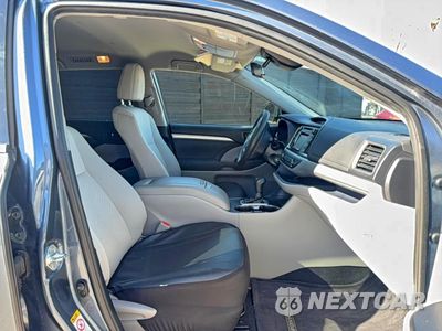 Piąte zdjęcie samochodu w środku: 2019 TOYOTA HIGHLANDER LE VIN:5TDZZRFH6KS367791 - miniatura
