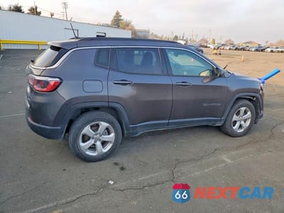 Trzecie zdjęcie samochodu z tyłu: 2020 JEEP COMPASS LATITUDE VIN:3C4NJDBB4LT131982 - miniatura