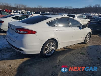 Trzecie zdjęcie samochodu z tyłu: 2018 FORD FUSION SE HYBRID VIN:3FA6P0LU2JR116263 - miniatura