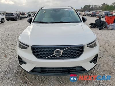 Piąte zdjęcie samochodu w środku: 2025 VOLVO XC40 PLUS VIN:YV4L12UC5S2609227 - miniatura