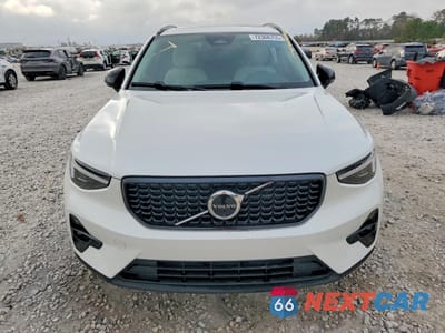 Piąte zdjęcie samochodu w środku: 2025 VOLVO XC40 PLUS VIN:YV4L12UC5S2609227 - miniatura