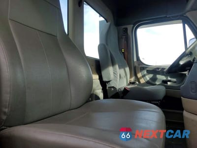 Zdjęcie 6 z 10 samochodu: 2016 FREIGHTLINER CASCADIA 125 SEMI TRUCK VIN:1FUJGEDV6GLHC5914 - miniatura
