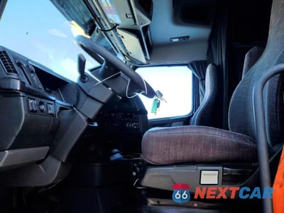 Piąte zdjęcie samochodu w środku: 2024 VOLVO VNR SEMI TRUCK VIN:4V4WC9EH4RN655643 - miniatura