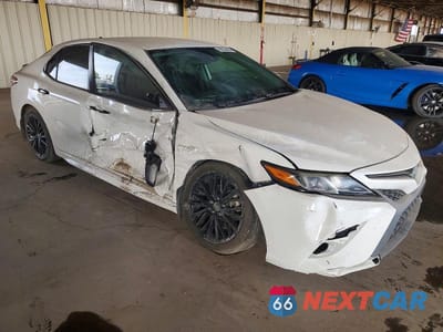 Czwarte zdjęcie samochodu z boku: 2020 TOYOTA CAMRY SE VIN:4T1G11AK2LU328420 - miniatura