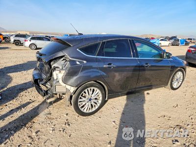 Trzecie zdjęcie samochodu z tyłu: 2016 FORD FOCUS TITANIUM VIN:1FADP3N26GL405299 - miniatura