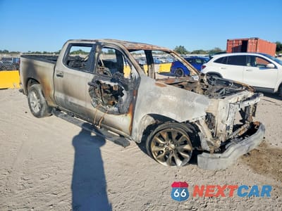 Czwarte zdjęcie samochodu z boku: 2022 CHEVROLET SILVERADO C1500 CUSTOM VIN:3GCPABEK6NG580083 - miniatura