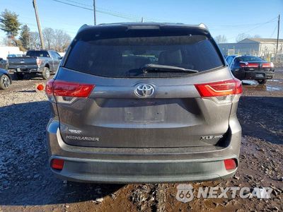 Zdjęcie 6 z 13 samochodu: 2018 TOYOTA HIGHLANDER SE VIN:5TDJZRFH5JS533164 - miniatura