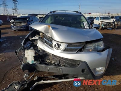 Piąte zdjęcie samochodu w środku: 2015 TOYOTA RAV4 XLE VIN:JTMRFREV1FD161151 - miniatura