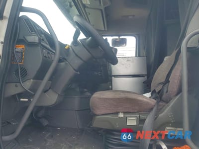 Piąte zdjęcie samochodu w środku: 2020 VOLVO VNR VIN:4V4WC9EH1LN219288 - miniatura