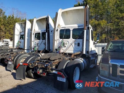 Czwarte zdjęcie samochodu z boku: 2016 FREIGHTLINER CASCADIA 125 SEMI TRUCK VIN:1FUBGEDV7GLHC5649 - miniatura