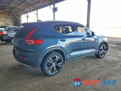 Trzecie zdjęcie samochodu z tyłu: 2021 VOLVO XC40 T5 INSCRIPTION VIN:YV4162UL0M2582028 - miniatura