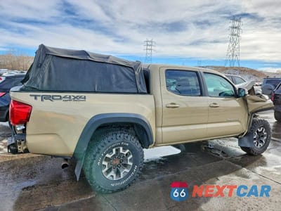 Trzecie zdjęcie samochodu z tyłu: 2016 TOYOTA TACOMA TRD OFF-ROAD VIN:5TFCZ5ANXGX023359 - miniatura