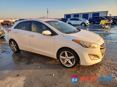 Czwarte zdjęcie samochodu z boku: 2013 HYUNDAI ELANTRA GT BASE VIN:KMHD35LE5DU073968 - miniatura