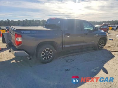 Trzecie zdjęcie samochodu z tyłu: 2017 TOYOTA TUNDRA CREWMAX SR5 VIN:5TFDW5F14HX597685 - miniatura