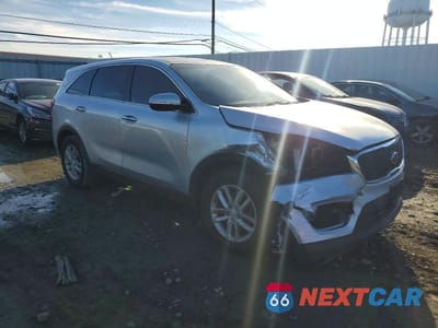 Czwarte zdjęcie samochodu z boku: 2018 KIA SORENTO LX VIN:5XYPG4A36JG425549 - miniatura