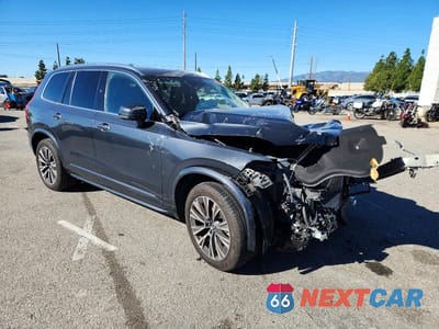 Czwarte zdjęcie samochodu z boku: 2022 VOLVO XC90 T6 MOMENTUM VIN:YV4A22PK0N1860321 - miniatura