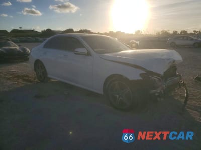 Czwarte zdjęcie samochodu z boku: 2018 MERCEDES-BENZ E 300 4MATIC VIN:WDDZF4KB9JA375236 - miniatura
