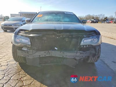 Piąte zdjęcie samochodu w środku: 2016 CHRYSLER 300 S VIN:2C3CCAGG1GH296511 - miniatura