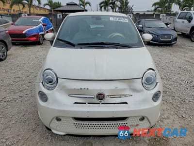 Piąte zdjęcie samochodu w środku: 2017 FIAT 500 ELECTRIC VIN:3C3CFFGE4HT561448 - miniatura