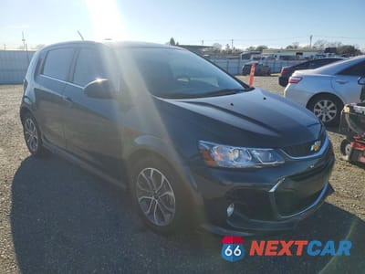 Czwarte zdjęcie samochodu z boku: 2020 CHEVROLET SONIC LT VIN:1G1JD6SB4L4105155 - miniatura