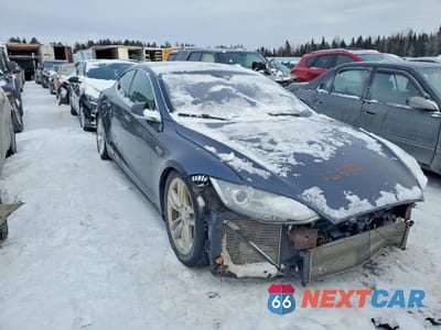 Czwarte zdjęcie samochodu z boku: 2015 TESLA MODEL S 85D VIN:5YJSA1H29FF096464 - miniatura